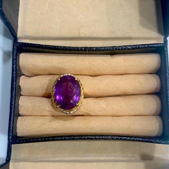 Jewelry - Amethyst ring around 8 carats in gold settings